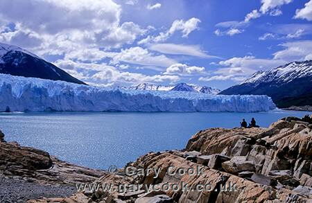 Tourists enjoying the view, Moreno Glacier, Parque Nacional Los Glaciares, Patagonia, Argentina