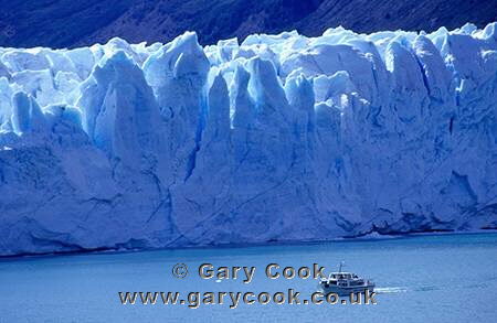 Tour boat dwarfed by Moreno Glacier, Parque Nacional Los Glaciares, Patagonia, Argentina