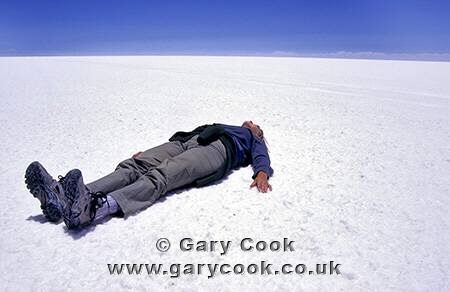Tourist on the salt flats, Salar de Uyuni, Altiplano, Bolivia