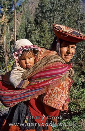 Quechua Indian woman and child, Ollantaytambo, Peru